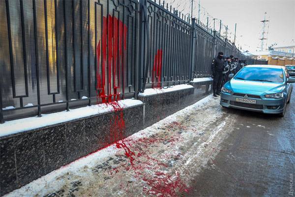 Украинские радикалы залили забор консульства РФ в Одессе красной краской