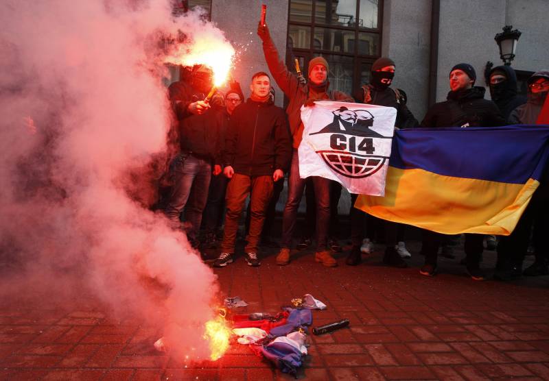 В Киеве националисты забросали камнями здания «Россотрудничества», «Альфа-Банка» и Сбербанка