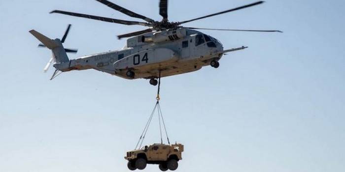 Новейший американский вертолет впервые поднял бронемашину