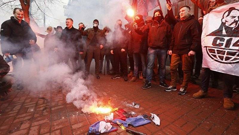 В Киеве радикалы ворвались в здание Россотрудничества