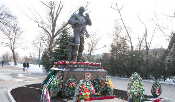 В Луганске открыт памятник российским добровольцам