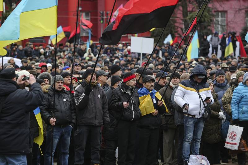 В Киеве тысячи демонстрантов требуют отставки Порошенко