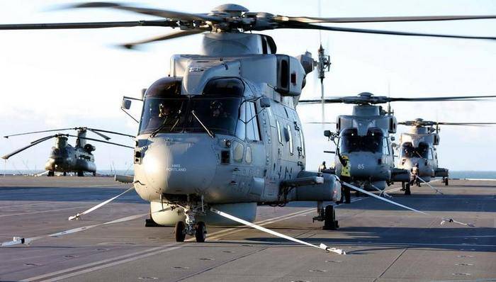 На британском авианосце Queen Elizabeth развернули первую вертолетную эскадрилью