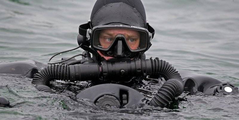 Боевые пловцы Росгвардии испытали новое устройство подводной связи