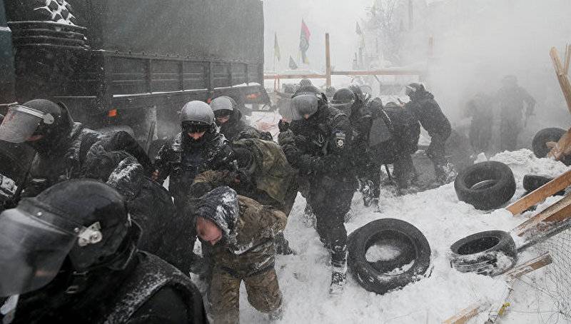 Под зданием Рады в Киеве прошли столкновения полиции с протестущими