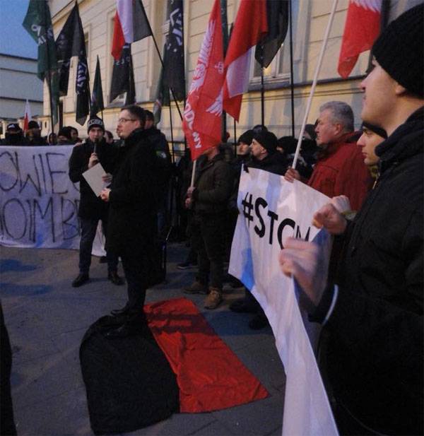Митинг в Варшаве у стен украинского посольства: "Бандеровец мне не брат!"