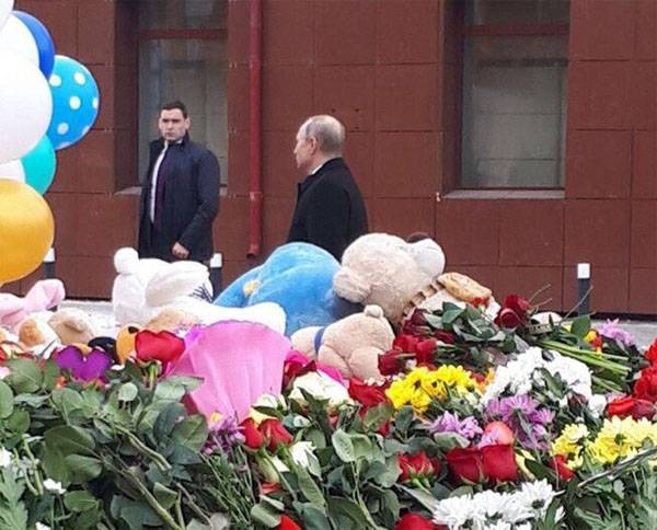 Владимир Путин возложил цветы к стихийному мемориалу в городе Кемерово