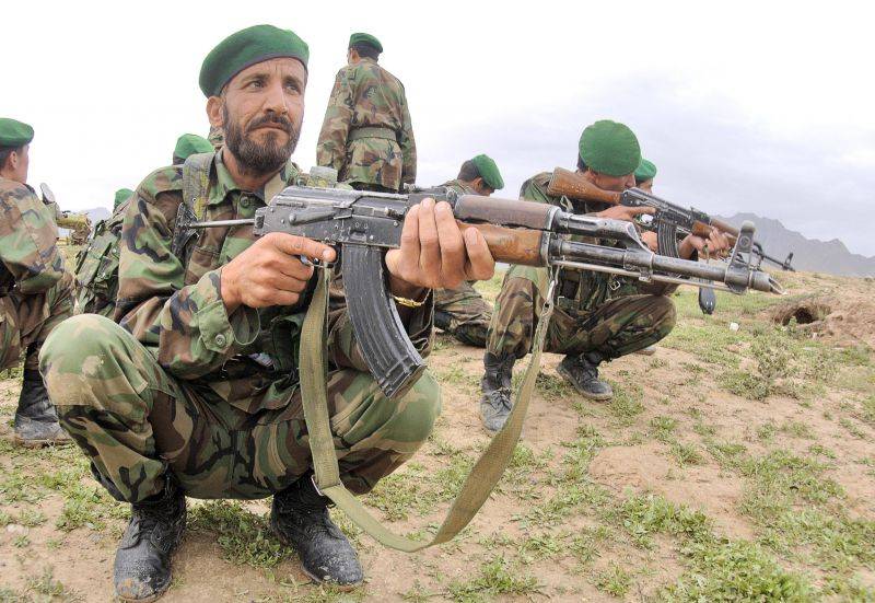 Афганский генерал назвал "предательством" планы США заменить "Калашниковы"