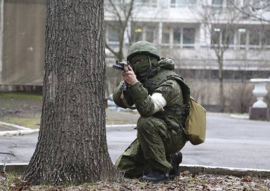 В Ленобласти военнослужащие отражали атаку условных террористов на военный объект