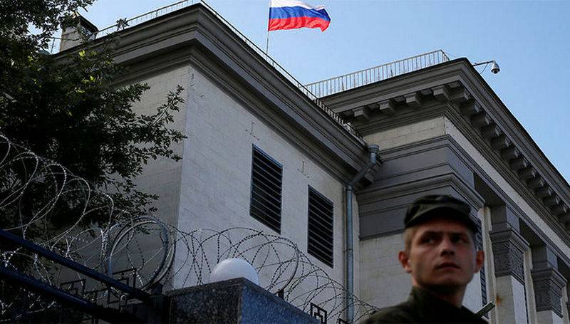 Аваков: МВД Украины не пустит россиян в посольство и консульства для голосования