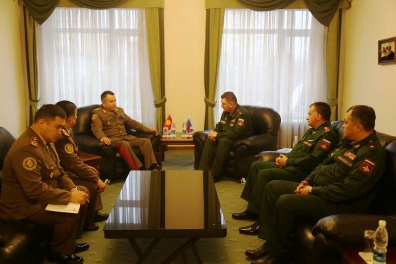Российские и киргизские военные обсудили совместную командно-штабную тренировку