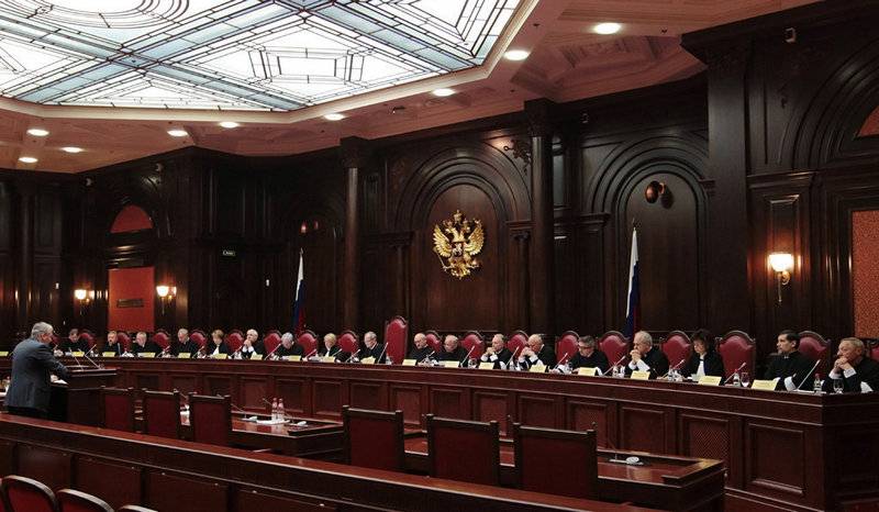 Луценко на допрос требует. Киев прислал запрос на судей российского Конституционного суда