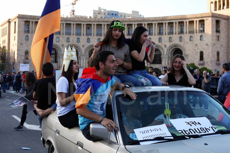 80 грузовиков перекроют дороги и мосты в Армении. Оппозиция идёт ва-банк