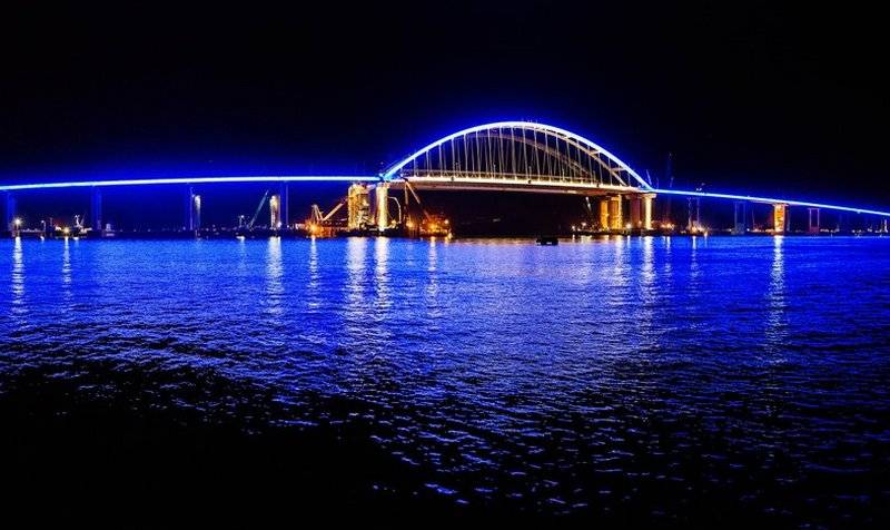 Мосфильм "отдыхает".  На Крымском мосту включили ночную подсветку