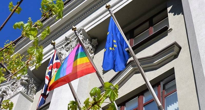 Это перебор. В Минске раскритиковали появление над посольством Британии флага ЛГБТ
