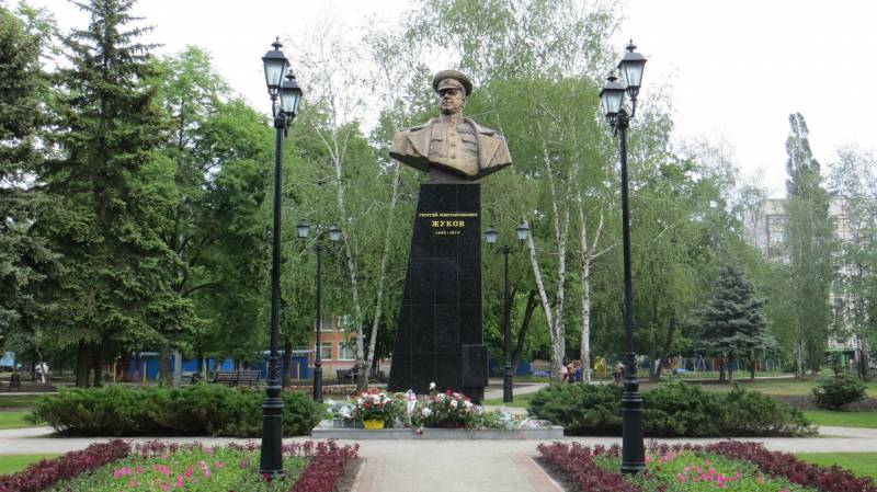 У националистов другие праздники. В Харькове  пытались разрушить памятник Жукову