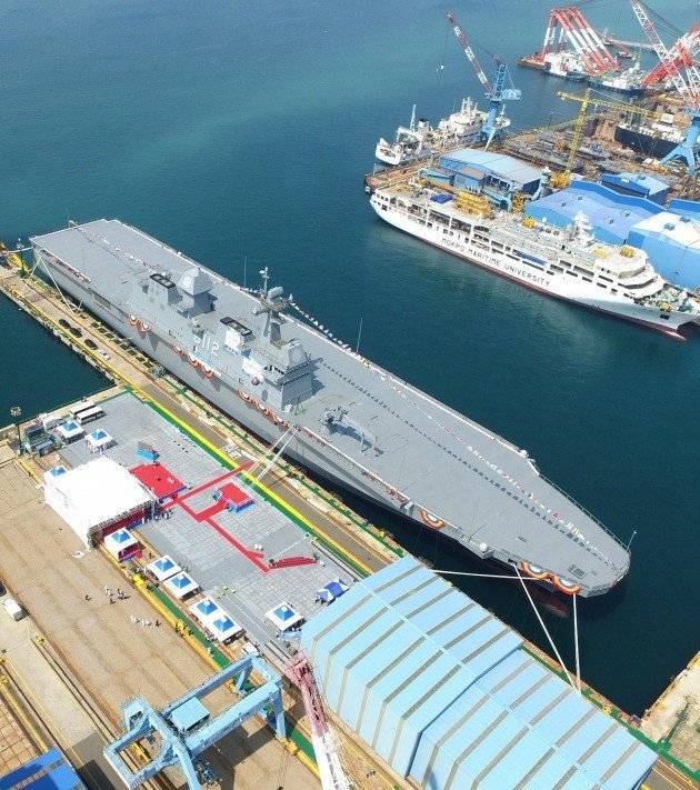 В Южной Корее спущен на воду второй десантный корабль