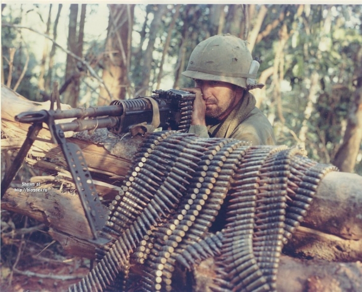 
		Mitrailleuse américaine cartouche M60 calibre 7,62 mm