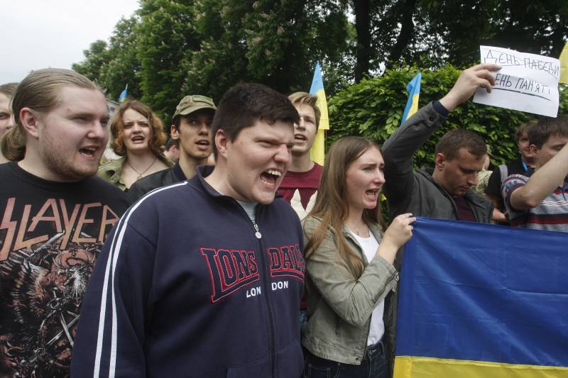 С попустительства властей: правозащитники осудили Киев за разгул в стране радикалов
