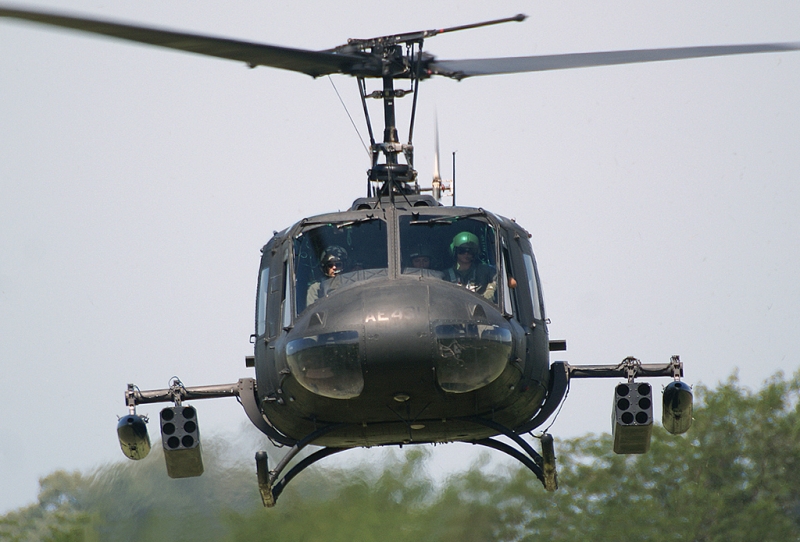  Armamento iroqués Bell UH-1. Velocidad. Dimensiones. Motor