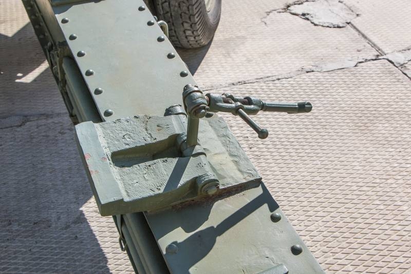 Artillery, large caliber: 122-mm Gun Cabinet A-19 