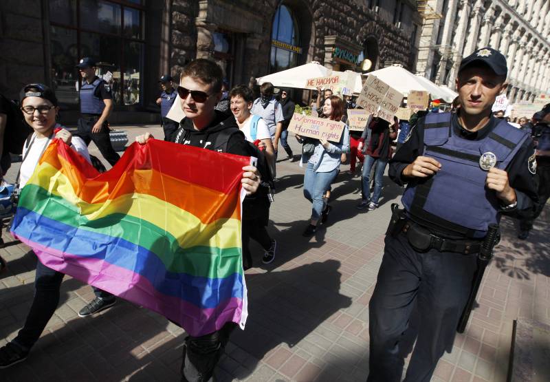 Киев готовится к Маршу "равенства". Порошенко возглавит?