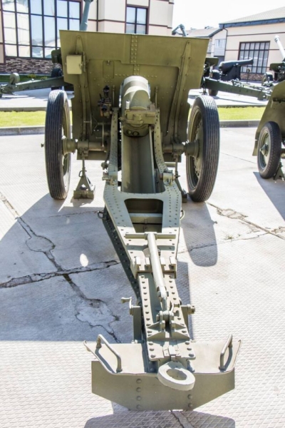 Артиллерия, крупный калибр: 122-мм гаубица образца 1910/30 гг. 