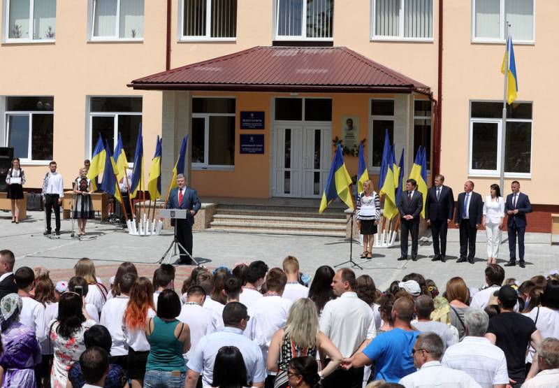 Порошенко: мир на Украине не означает капитуляцию в Донбассе