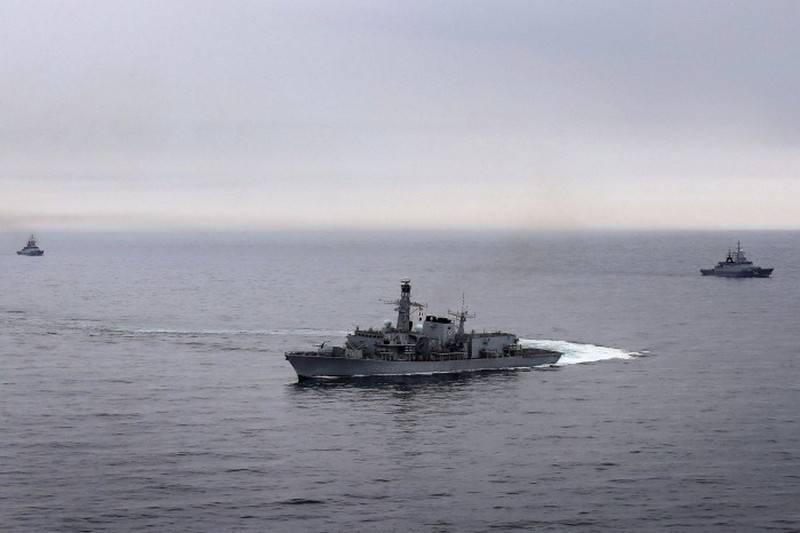 Британский фрегат "сопроводил" два российских корвета в районе Ла-Манша