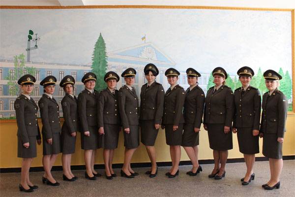 Полторак решил переодеть женщин-военнослужащих