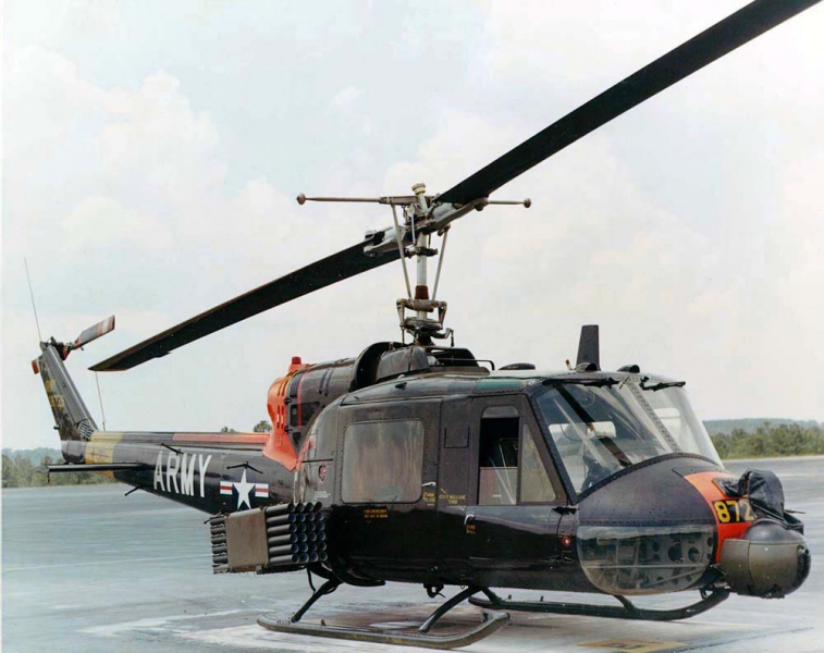  Armamento iroqués Bell UH-1. Velocidad. Dimensiones. Motor
