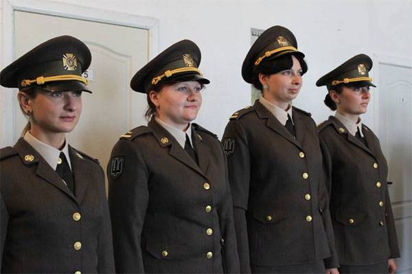 Полторак решил переодеть женщин-военнослужащих