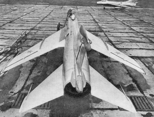  Su-7尺寸. 引擎. 重量. 历史. 飞行范围. 实用的天花板