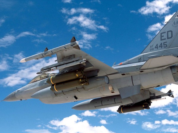  Истребитель F-16 Размеры. Moteur. Le poids. Histoire. Gamme de vol