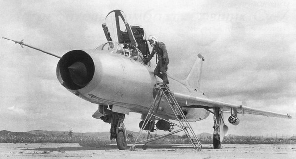  Dimensiones del Su-7. Motor. El peso. Historia. rango de vuelo. techo práctico