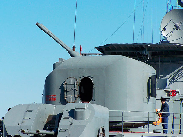 
		AK-726 - montaje de cañón de 76 mm para barco