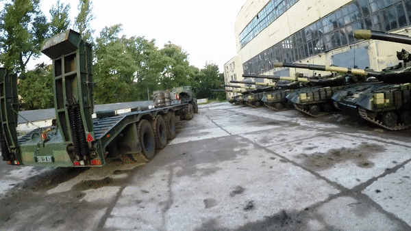 Украинские сталкеры обнаружили на заброшенной базе «танковый салон»