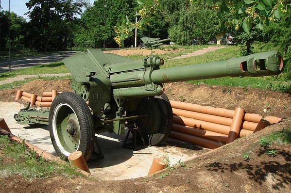 
		Howitzer D-1 samples 1943 , the caliber of 152 mm