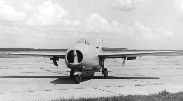  Dimensions MiG-9. Moteur. Le poids. Histoire. Gamme de vol. plafond pratique