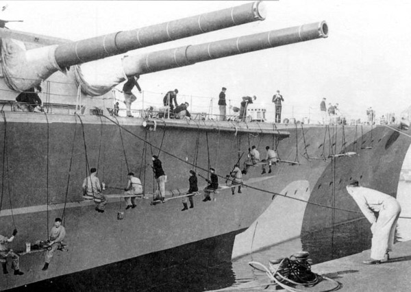 
		Немецкий линкор «Бисмарк» - Navire de la Seconde Guerre mondiale