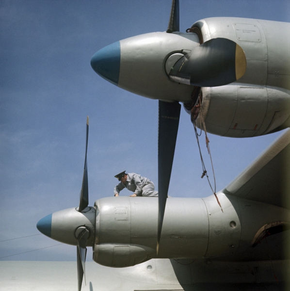  Ан-12 Двигатель. 重量. 历史. 飞行范围. 实用的天花板