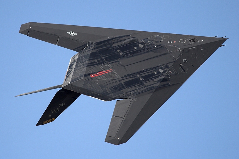  洛克希德 F-117 夜鹰尺寸. 引擎. 重量. 历史. 飞行范围. 实用的天花板