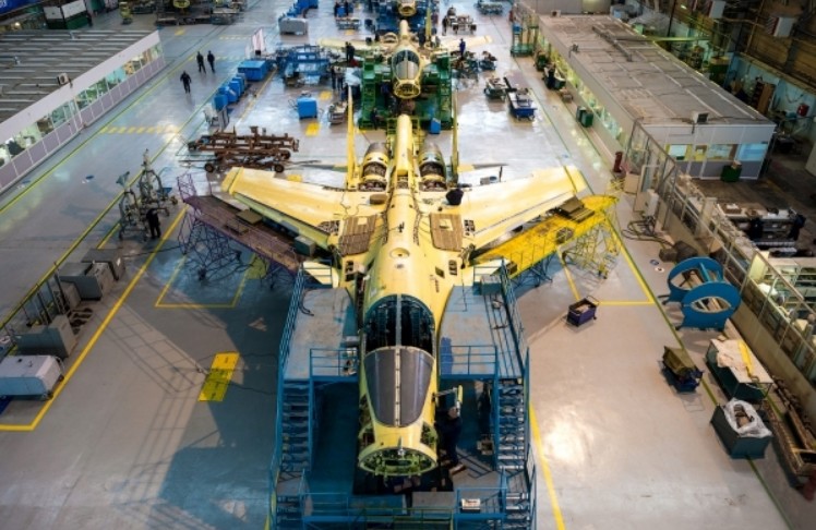  Dimensions du Su-34. Moteur. Le poids. Histoire. Gamme de vol. plafond pratique
