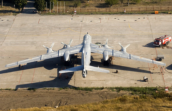  Tu-142 Dimensiones. Motor. El peso. Historia. rango de vuelo. techo práctico