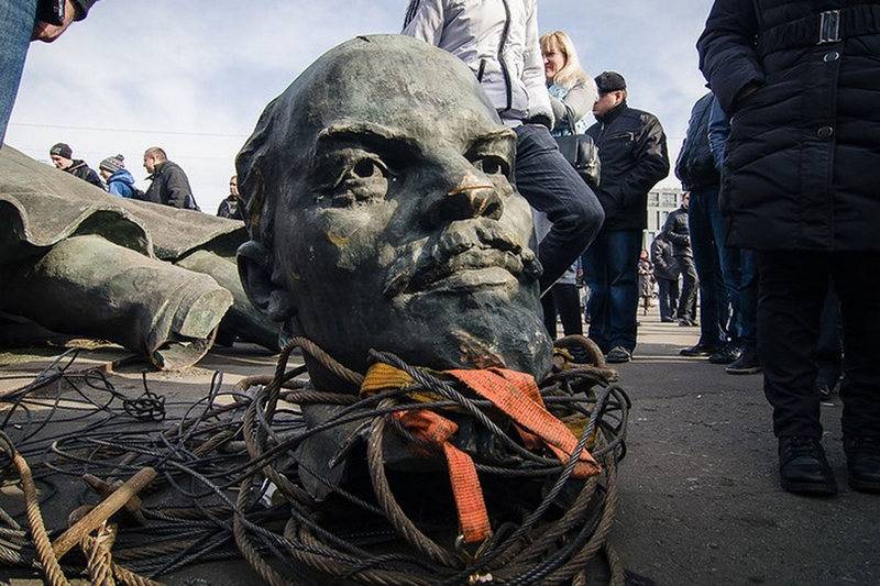 Настучи на памятник. На Украине создали сайт для борьбы с "тоталитарным наследством"
