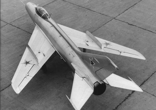  Dimensions MiG-19. Moteur. Le poids. Histoire. Gamme de vol. plafond pratique