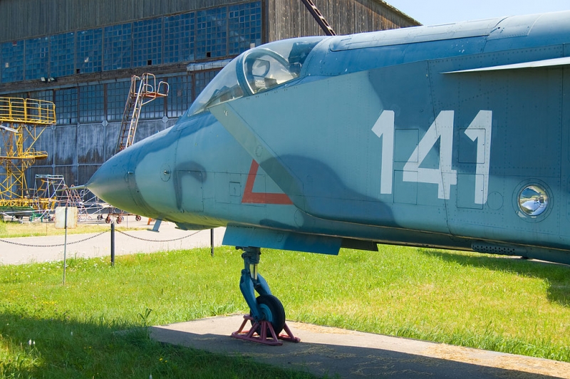  Dimensions du Yak-141. Moteur. Le poids. Histoire. Gamme de vol. plafond pratique