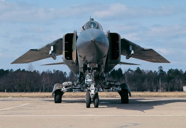  Dimensions MiG-23. Moteur. Le poids. Histoire. Gamme de vol. plafond pratique
