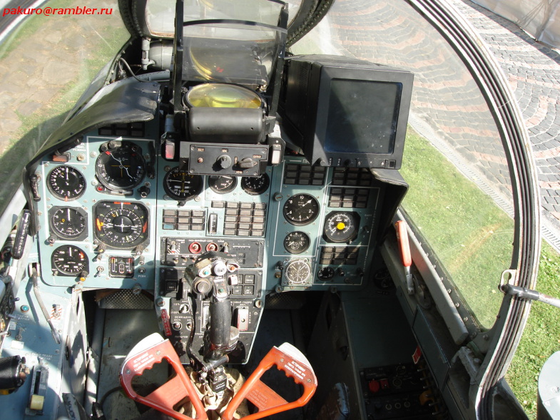  Dimensions du Yak-141. Moteur. Le poids. Histoire. Gamme de vol. plafond pratique