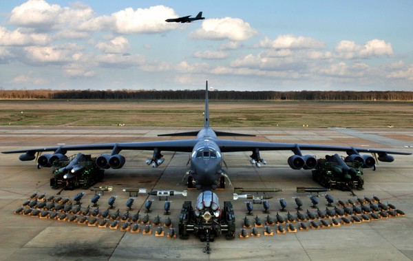  Dimensiones del bombardero B-52. Motor. El peso. Historia. rango de vuelo